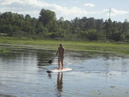 Stand-up paddle no lago do Parque Eldorado