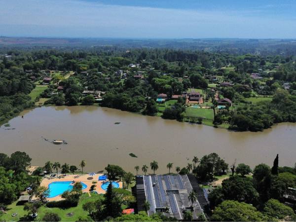 Vista aérea do lago do Parque Eldorado, com sítios e piscinas na margem