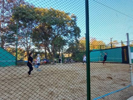 Jogo na quadra de areia do clube