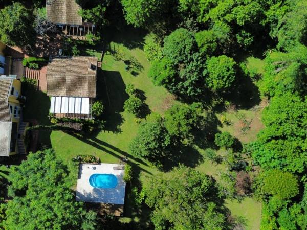 Sítios com piscina cercados de mata nativa no Parque Eldorado