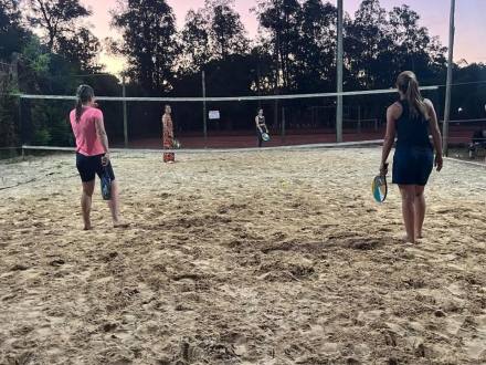 Partida na quadra de areia no fim da tarde