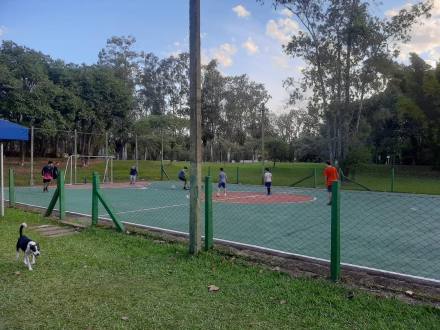 Partida na quadra de tênis do clube