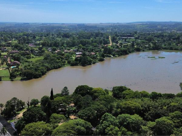 Lago do Parque Eldorado visto do alto, com casas na margem