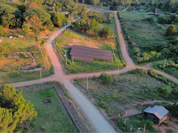 Estrada de terra e áreas de cultivo na zona rural da região