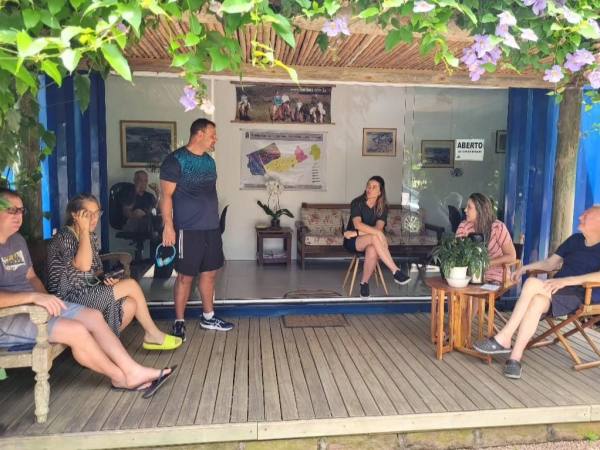 Clientes e equipe conversando no deck da imobiliária