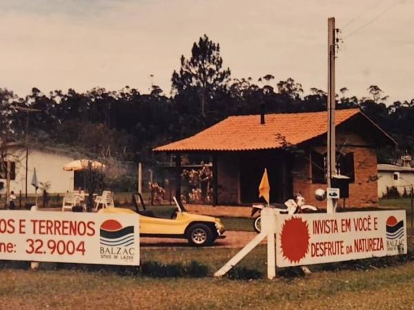 Cartazes de "Sítios e Terrenos" na beira da estrada, nos primeiros anos da imobiliária